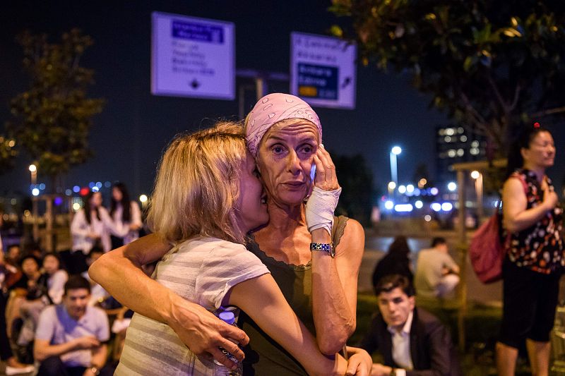 Dos personas aguardan fuera del aeropuerto de Estambul tras el atentado