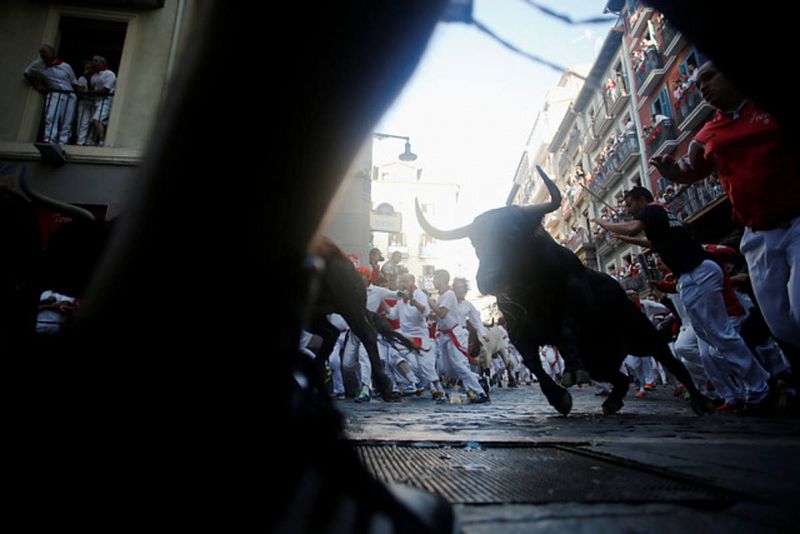 Un toro de los de Fuente Ymbro dobla la esquina de la calle Estafeta