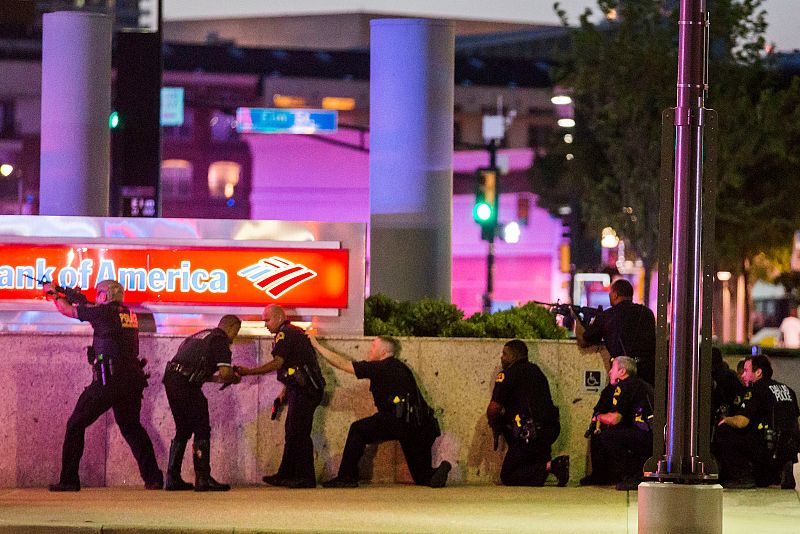 Agentes de la policía de Dallas responden al fuego de los francotiradores
