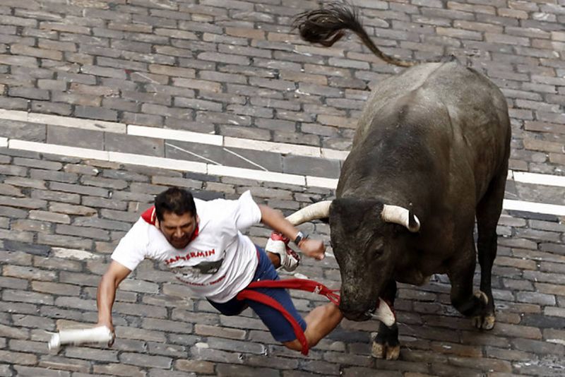 Un mozo cae en la curva de Mercaderes ante un toro