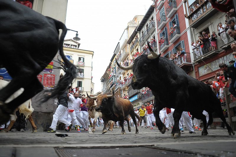 La manada de Victoriano del Río ha corrido muy hermanada pero se ha abierto en la calle Estafeta permitiendo así a los mozos lucirse con bonitas carreras en este sexto encierro de San Fermín 2016