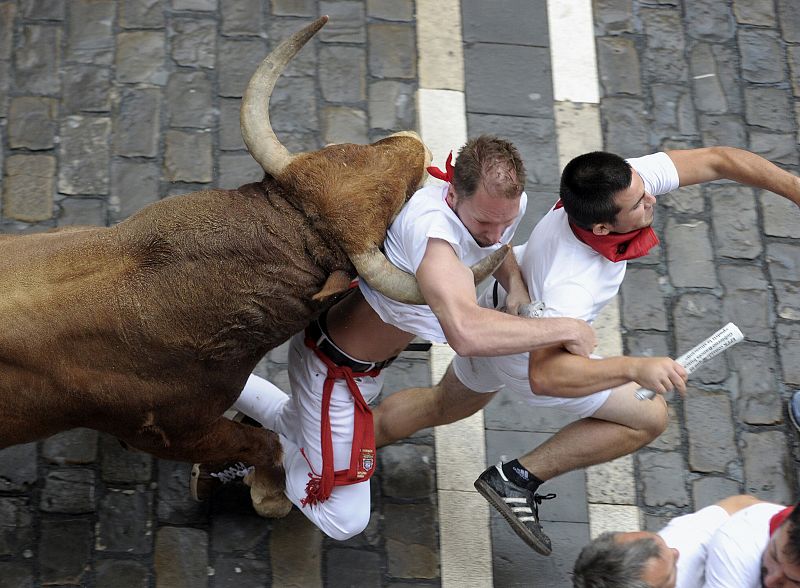 Un toro colorado ha adelantado a la manada en Santo Domingo en el séptimo encierro de San Fermín 2016