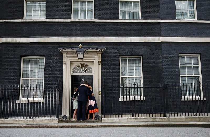 David Cameron deja Downing Street junto a su familia
