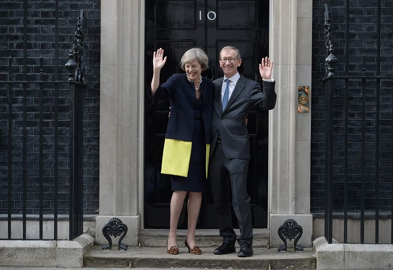 Theresa May y su marido 'toman posesión' del 10 de Downing Street