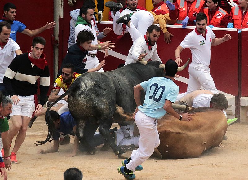 MIURA CIERRA LOS SANFERMINES CON UN ENCIERRO RÁPIDO Y PELIGRO EN LA PLAZA