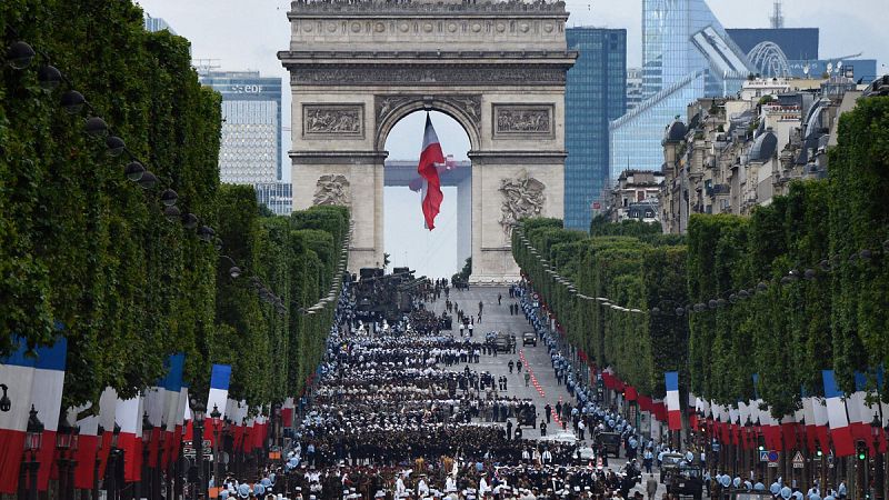 Este jueves se celebra el Día de la Bastilla en Francia y se conmemora con un desfile militar en la avenida de los Campos Elíseos (París).