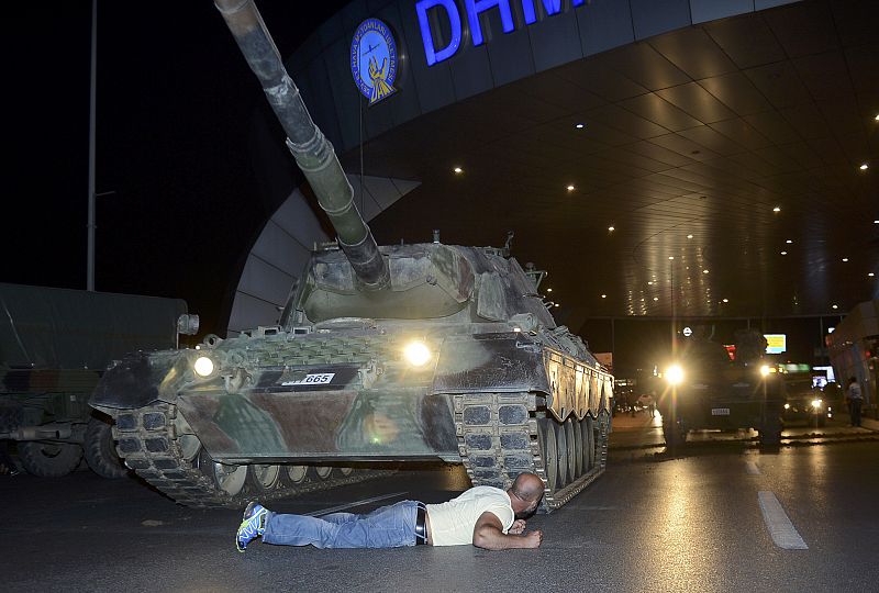 Un hombre se tiende frente a un tanque para impedir su avance, en el aeropuerto Atatürk de Estambul.
