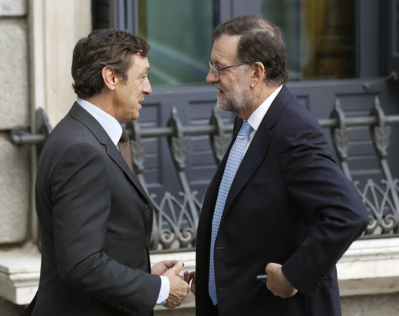 El presidente del Gobierno en funciones, Mario Rajoy (d), conversa con portavoz popular, Rafael Hernando
