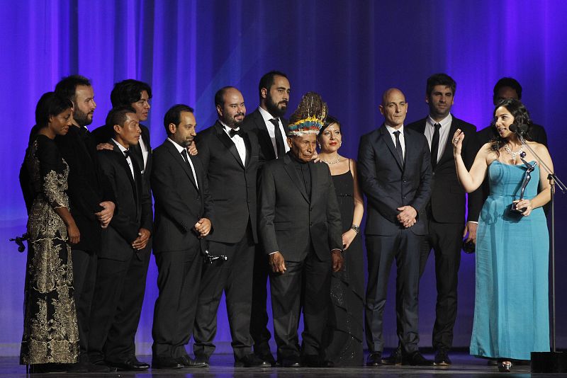 El equipo de la película colombiana "El Abrazo de la Serpiente" recibe el premio a la mejor película.