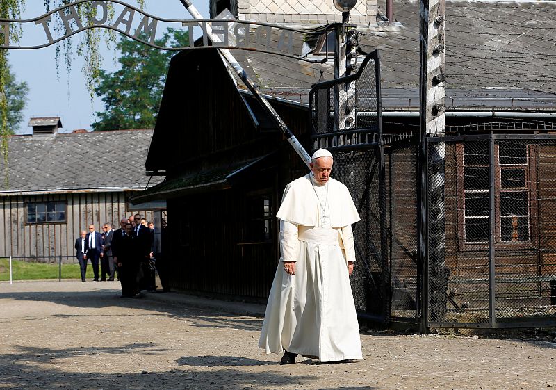 El papa Francisco cruza la puerta del campo de concentración de Auschwitz, en Polonia