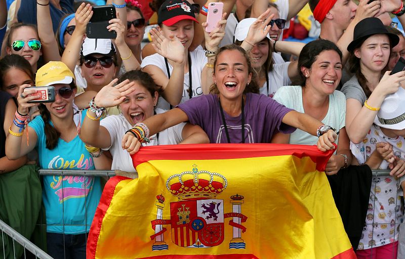 Jóvenes con la bandera de España reciben al papa Francisco en Cracovia