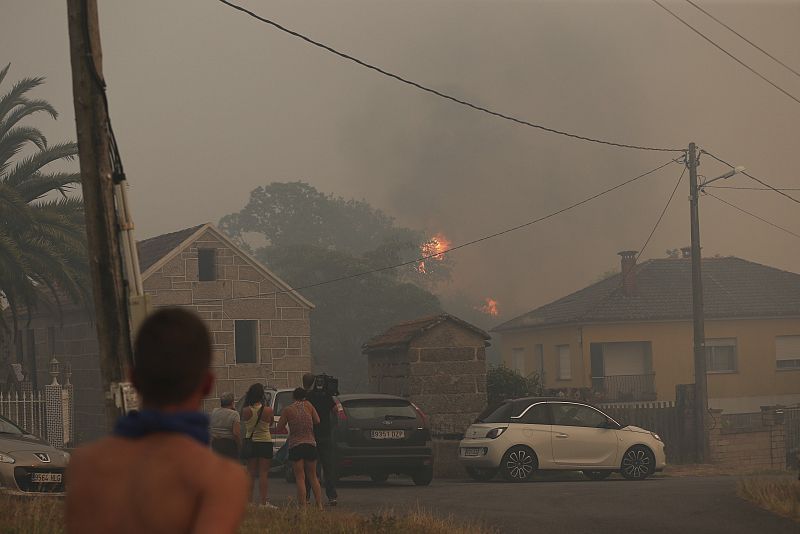 El incendio en Cotobade ha obligado a la evaciación de los vecinos más próximos