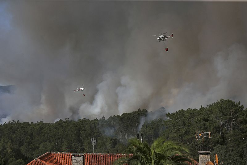 Los efectivos aéreos trabajan en la extinción de los incendios en Cotobade y Caladas de Reis