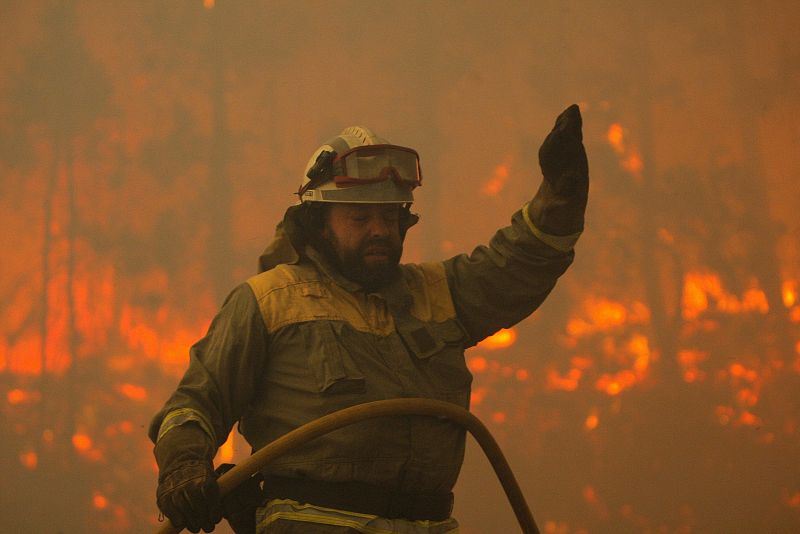 Un brigadista durante las tareas de extinción de un incendio en Santiago de Compostela