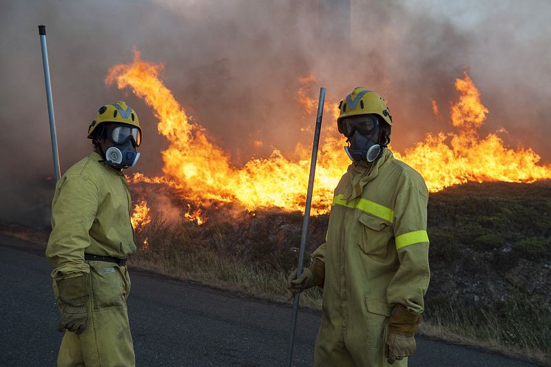 Labores de extinción contra el incendio forestal declarado en Avión, Ourense
