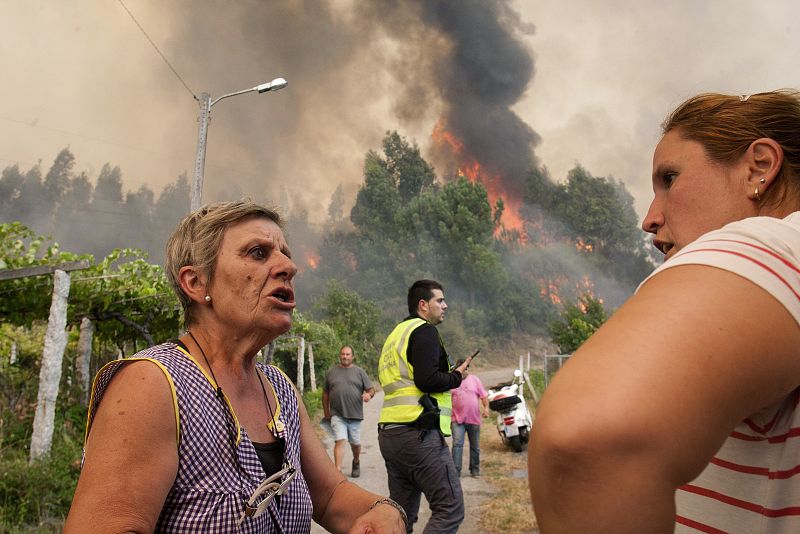 Vecinos de Arbo observan cómo llega a las casas el fuego