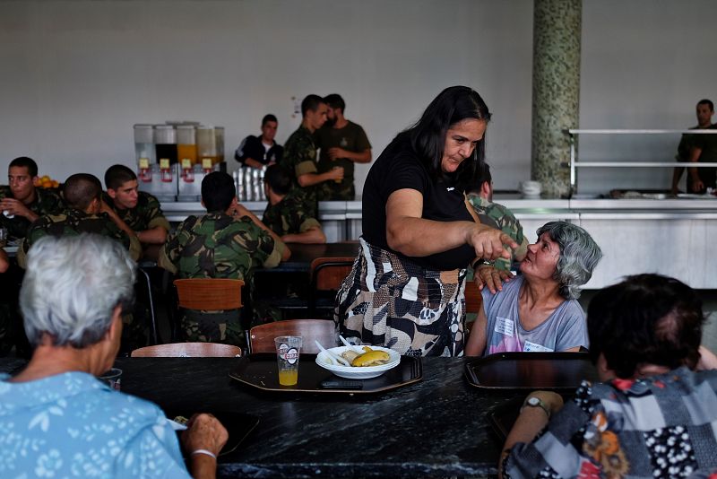 Vecinos alojados en la base militar de Funchal