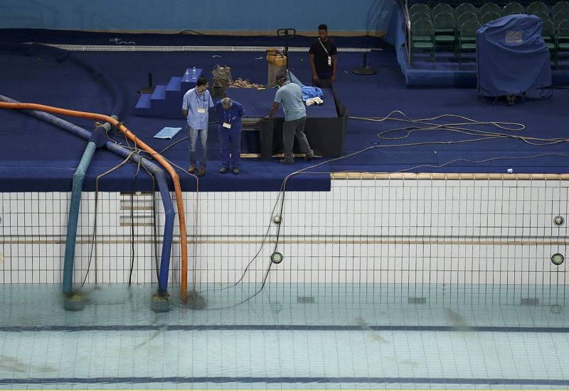 La competición de natación sincronizada comenzaba este domingo y era necesaria total cristalinidad. De lo contrario, ni los jueces podrían observar a las nadadoras ni estas verse entre ellas.