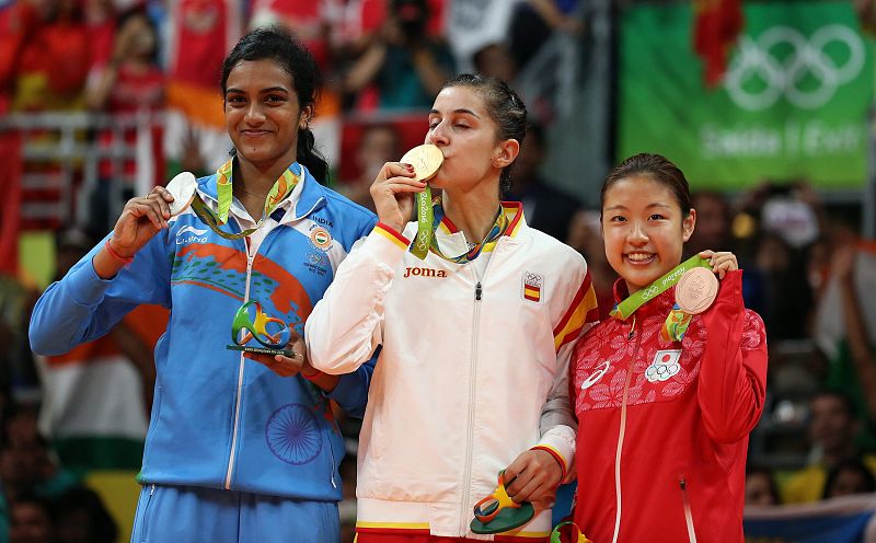 La española celebra el oro tras vencer a Pusarla, plata, junto a Nozomi Okuhara, de Japón.