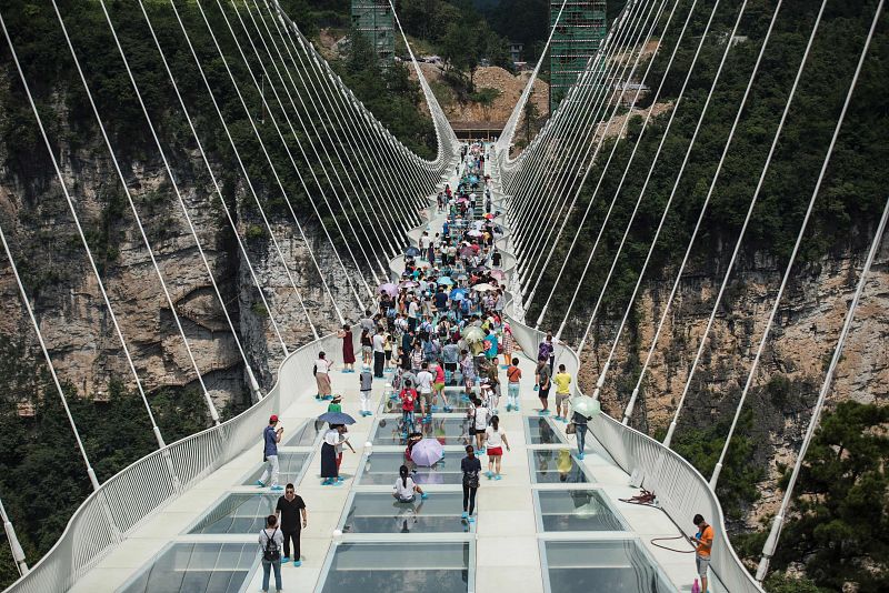 El puente de cristal más largo y alto del mundo está en China