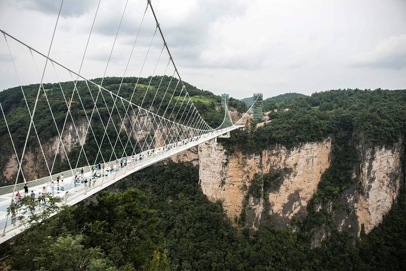 El puente de cristal más largo y alto del mundo está en China