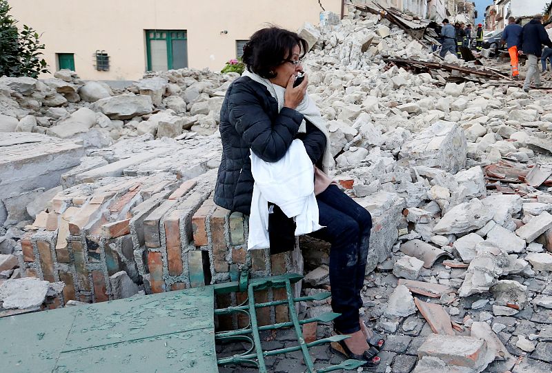Una mujer, entre los escombros de la ciudad de Amatrice, una de las más castigadas por el terremoto.