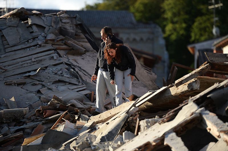 Los italianos viven con desesperación la desaparición de sus familiares bajo los escombros.