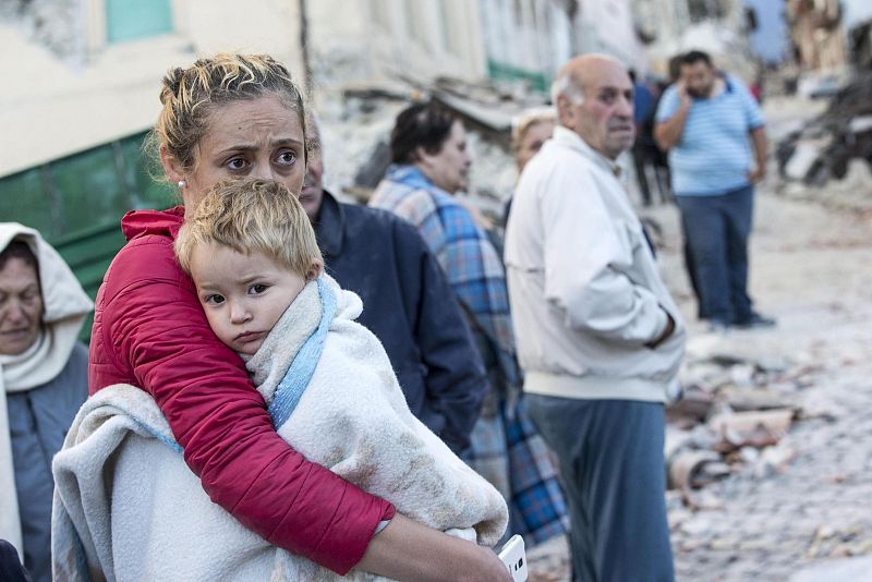 Madre e hijo se abrazan entre los escombros tras el terremoto