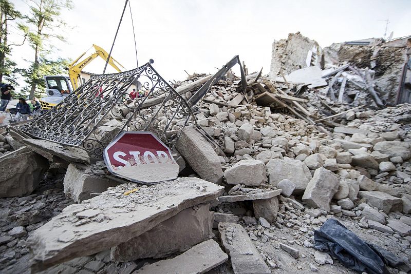 Varios edificios derrumbados en Amatrice, Italia