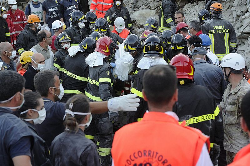 Continúan con la búsqueda de posibles víctimas sepultadas bajo los escombros