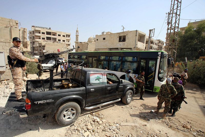 Las tropas gubernamentales vigilan la evacuación de Daraya