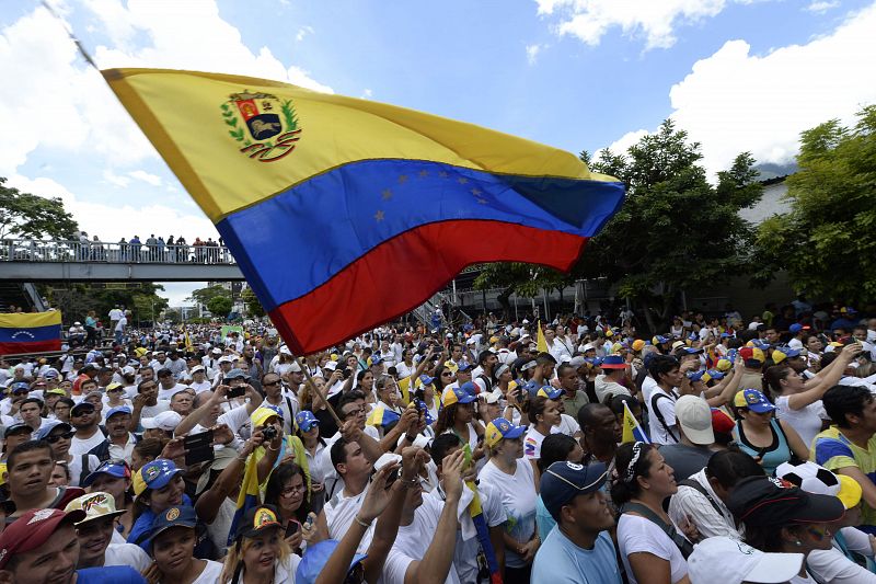 Miles de opositores inundan las calles de Caracas