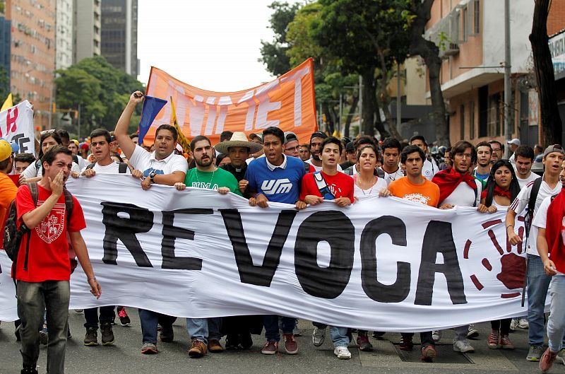 Manifestantes en Caracas solicitan un referéndum revocatorio en contra de Nicolás Maduro con una pancarta que reza: "Revoca"