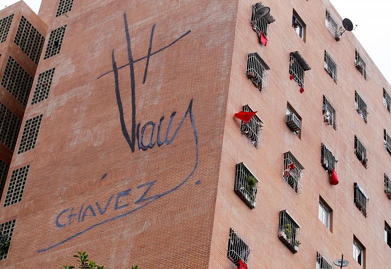 Partidarios de Maduro cuelgan de sus ventanas camisas rojas
