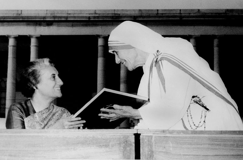 Teresa con la primera ministra de la India Indira Gandhi el 18 de noviembre de 1972