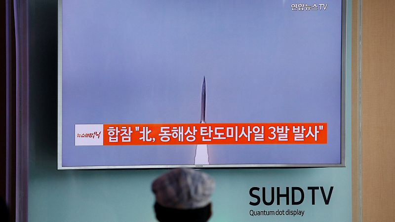 Un pasajero observa la retransmisión en la televisión surcoreana de la noticia del lanzamiento de tres misiles balísticos por parte de Corea del Norte. Los tres misiles han caído en el mar de su costa oriental.