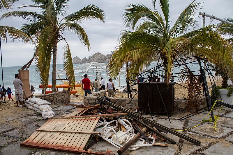 Vecinos observan los daños causados por el huracán Newton en Los Cabos, México.