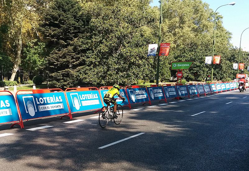 Un joven ciclista llega escapado a la meta de La Marcha de la Vuelta.