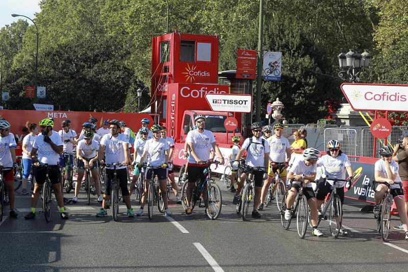 Vista de la La Marcha de la Vuelta, una cita de carácter popular convocada por el Ayuntamiento de Madrid en la que los ciclistas aficionados han tenido la oportunidad de recorrer el circuito urbano por el que esta tarde pasarán los ciclistas profesio