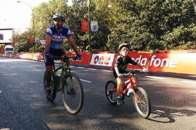 Padre e hijo recorren el circuito de la última etapa en las calles de Madrid.
