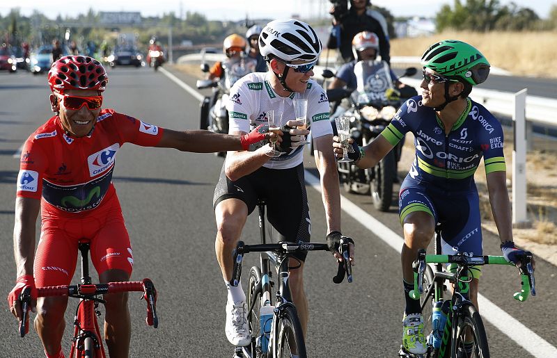 Nairo Quintana (i) brinda con Chris Froome (c) y con Esteban Cháves durante la vigésimo primera y última etapa de la Vuelta.