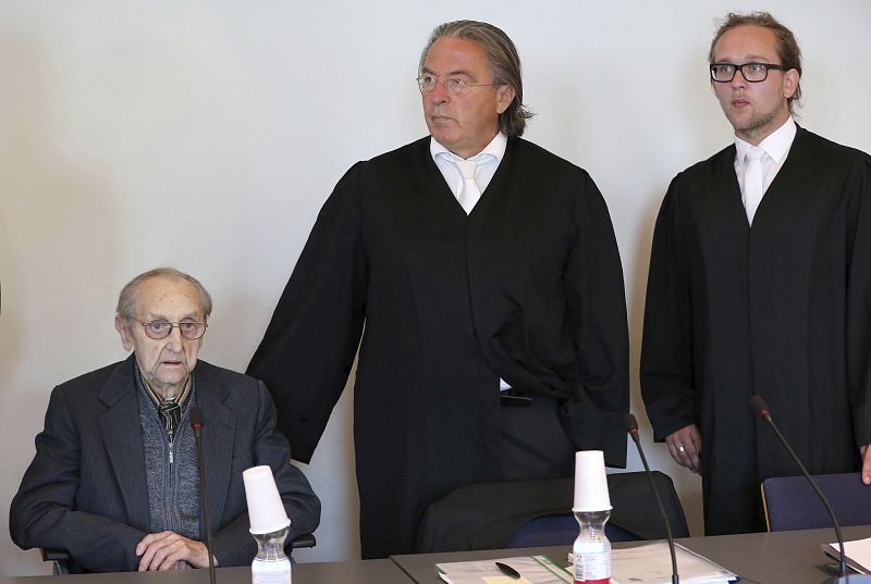 Hubert Z., de 95 años, espera junto a sus abogados en una sala de la Audiencia Provincial de Neubrandenburg, al este de Alemania. La fiscalía lo acusa de complicidad en el asesinato de al menos 3.681 personas.