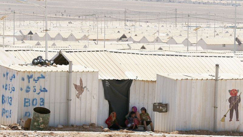 Niños sirios sentados en el campamento de refugiados de Azraq, en el norte de Jordania