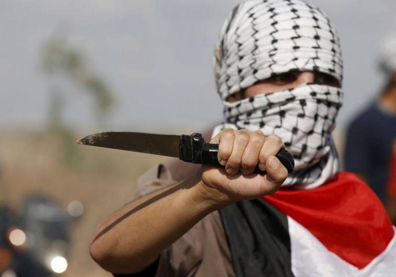 Un palestino esgrime un cuchillo. Reuters
