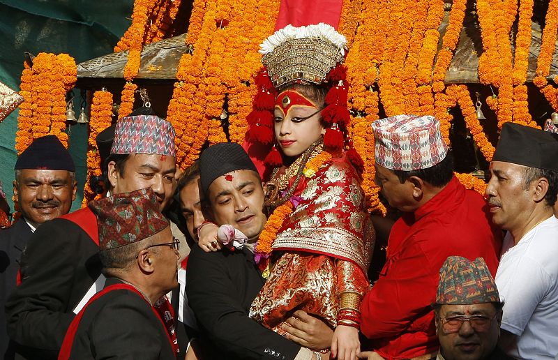 Una niña nepalesa venerada como una diosa viviente o Kumari