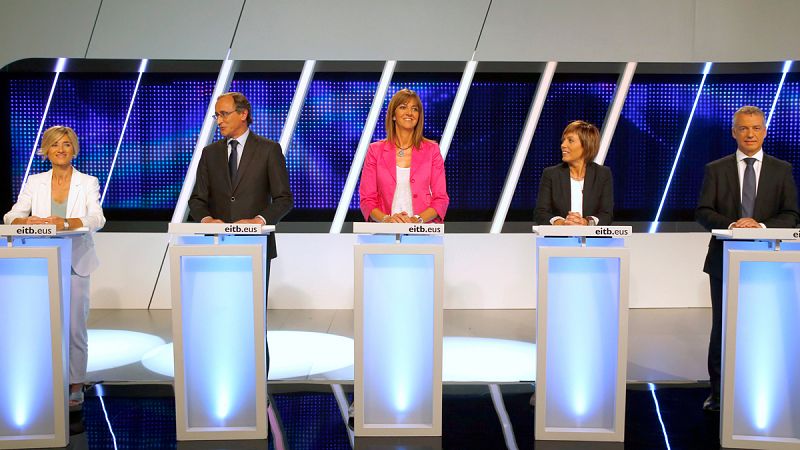 Pili Zabala (Podemos), Alfonso Alonso (PP), Idoia Mendia (PSE), Miren Larrion (EH Bildu) e Iñigo Urkullu (PNV), antes de debate en la ETB.