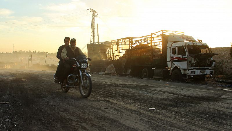 Camiones destruidos por el ataque sobre un convoy de ayuda humanitaria en Alepo