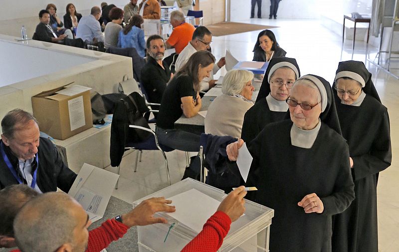 Un grupo de religiosas vota en un colegio electoral en Santiago de Compostela