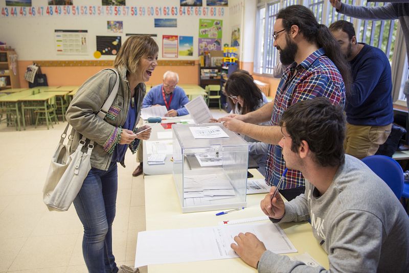 La cabeza de lista de EH Bildu por Álava, Miren Larrion, vota en Vitoria