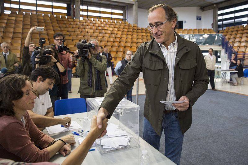 El candidato del PP a lehendakari, Alfonso Alonso, vota en el polideportivo Mendizorrotza de Vitoria